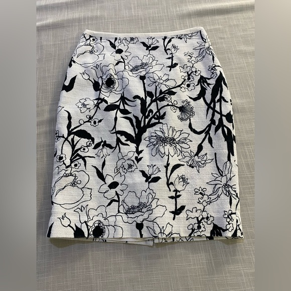 Ann Taylor skirt in cream and black. Women’s size 4 - Picture 11 of 13